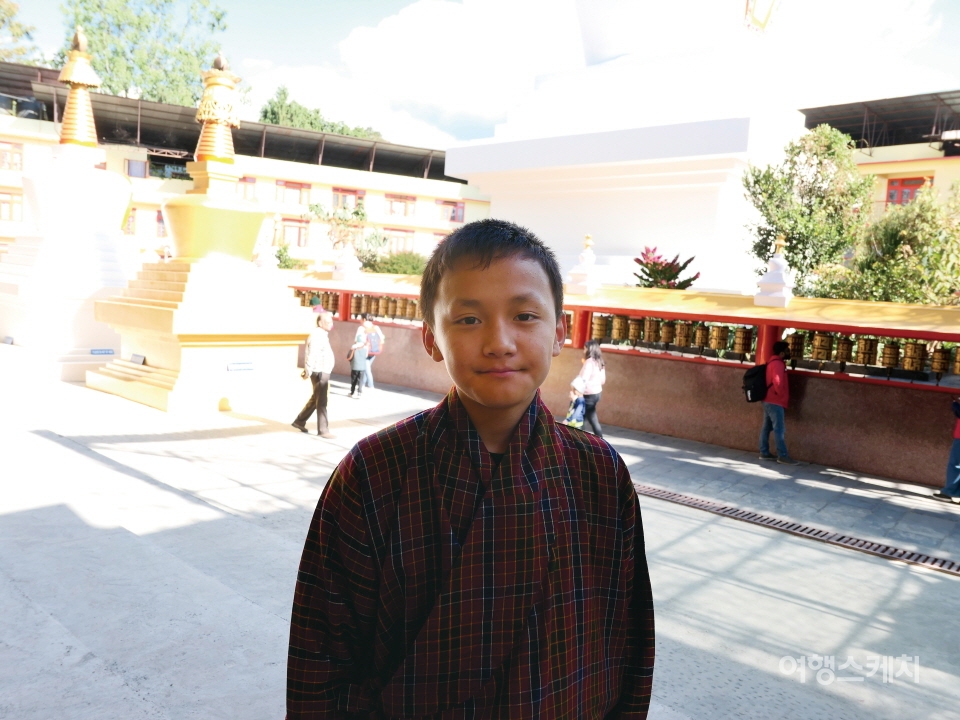 사원에서 만난 부탄 소년. 그는 유창한 영어로 사원 방문을 환영해 주었다. 사진 / 홍성범 여행작가